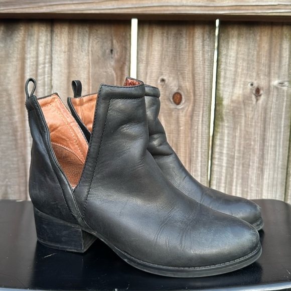 Jeffrey Campbell Booties Oriley Cut Out, size 7 - Picture 4 of 10